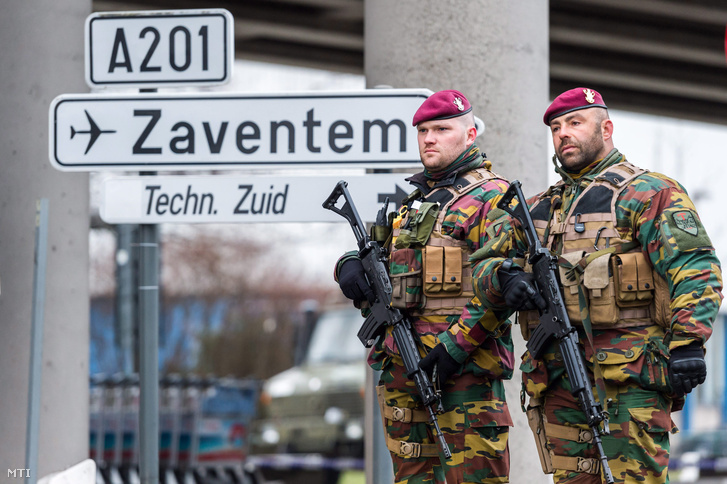 Belga katonák a brüsszeli Zaventem nemzetközi repülõtéren 2016. március 23-án.