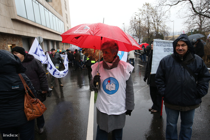 Galló Istvánné a Pedagógusok Szakszervezetének elnöke, a Tanítanék mozgalom 2016. március 15-ei tüntetésén.