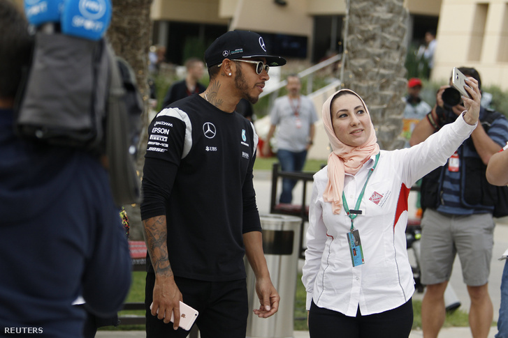 Hamilton és egy rajongója Bahreinben