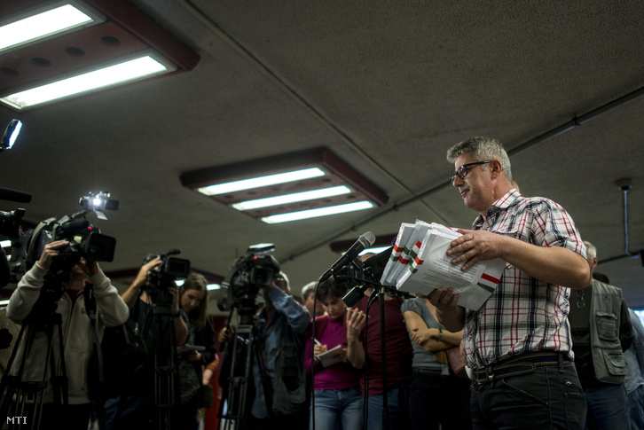 Nyakó István szocialista politikus nyilatkozik a sajtónak a Magyar Szocialista Párt (MSZP) aláírásgyûjtõ akcióján Budapesten a Nyugati téri aluljáróban 2016. április 13-án. Az Országgyûlés az elõzõ napon visszavonta a boltok vasárnapi zárva tartását elõíró szabályozást.