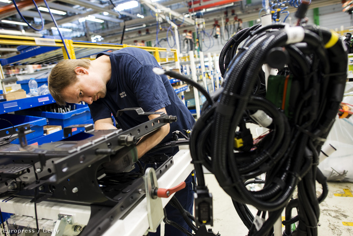 Összeszerelő munkás munka közben a Volvo göteborgi gyárában.