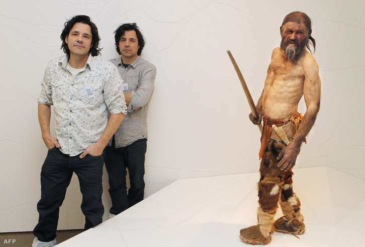Két holland művész Adrie és Alfons Kennis az általuk rekonstruált Ötzivel, 2011-ben.