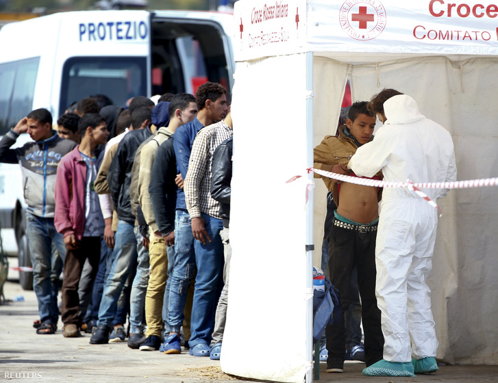 Menekültek gyors orvosi vizsgálata Szicília szigetén