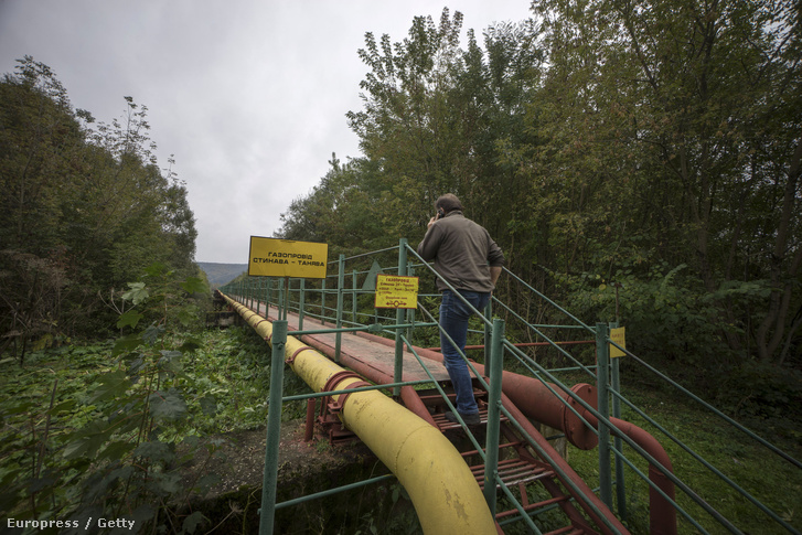 Gyalogos híd az Oroszországból érkező gázvezeték felett Ukrajnában