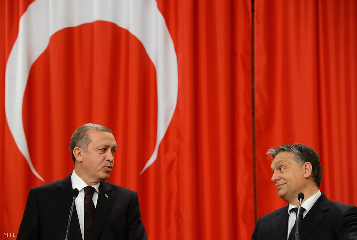 Recep Tayyip Erdogan török miniszterelnök (b) és Orbán Viktor kormányfõ (j) sajtótájékoztatót tart a Parlament Delegációs termében 2013. február 5-én.