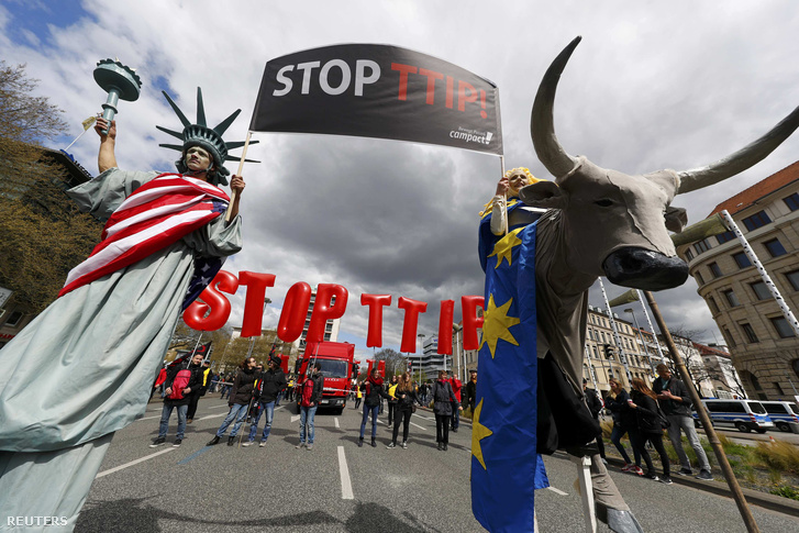 Német tüntetők Hannoverben a Transzatlanti Kereskedelmi és Beruházási Partnerség elleni tiltakozáson, 2016. április 23-án.