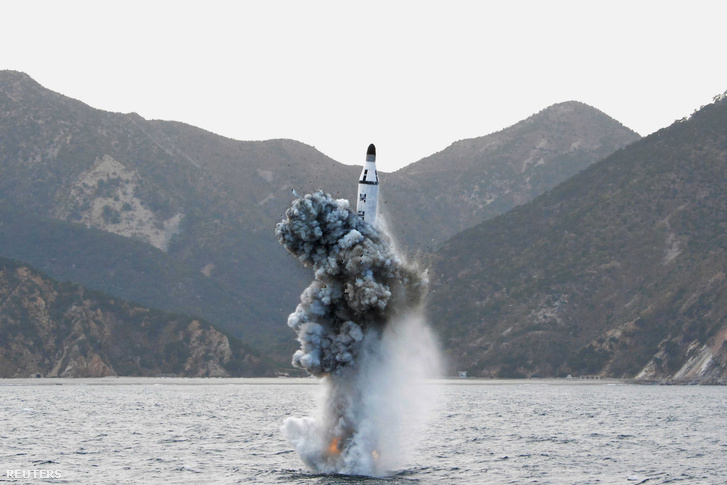 KCNA észak-koreai hírügynökség által kiadott kép a tengeralattjáróról indított ballisztikus rakétáról.