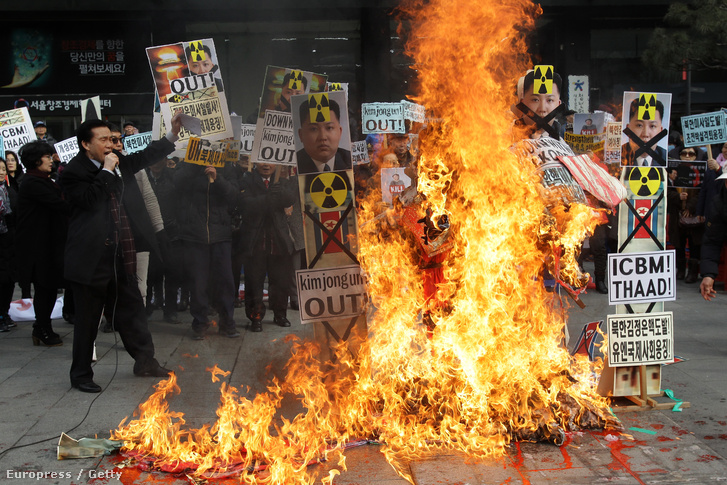 Kim Dzongun ellenes tüntetés Dél-Koreában.