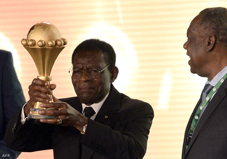Teodoro Obiang az Afrikai Nemzetek Kupája serlegével (2015.)
