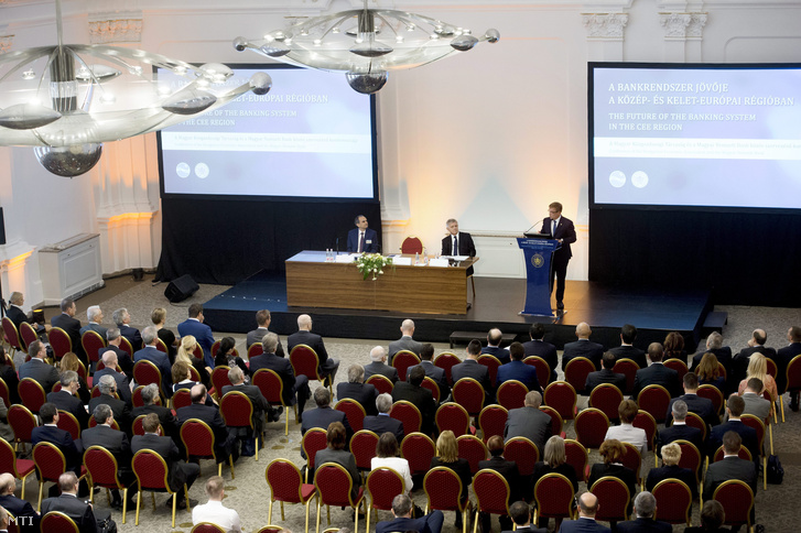 Matolcsy György ad elő egy bankrendszer jövőjéről szóló konferencián, 2015-ben.