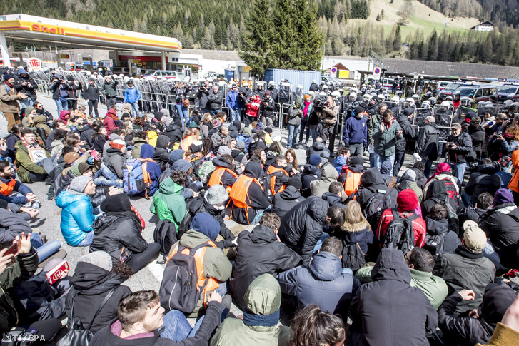 Tüntetõk és rohamrendõrök az Olaszország és Ausztria közötti Brenner-hágó határátkelõnél 2016. április 24-én.