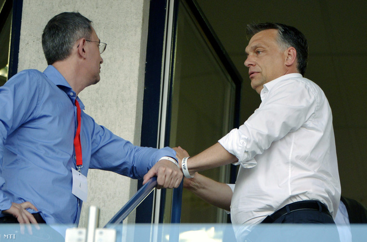 Garancsi István a Videoton tulajdonosa (b) és Orbán Viktor miniszterelnök a labdarúgó Európa Liga-selejtezõ elsõ fordulójában játszott Videoton-mérkõzésen.