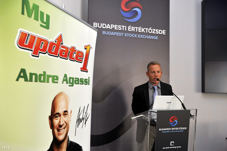 Schobert Norbert a Norbi Update Lowcarb Nyrt. igazgatótanácsának elnöke a cég részvényértékesítéséről tartott sajtótájékoztatón a Budapesti Értéktőzsdén 2014. szeptember 4-én.