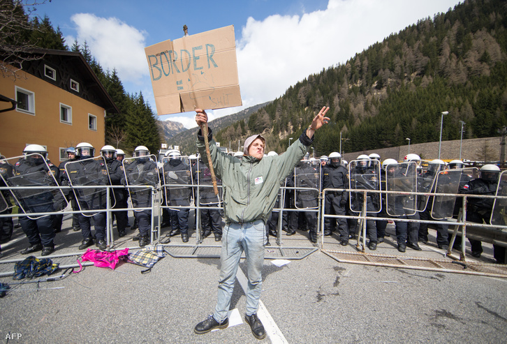 A tervezett határkerítés ellen tiltakozó a Brenner határátlépő közelében 2016. április 24-én.