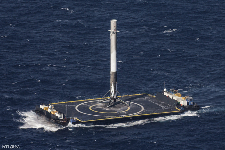 A SpaceX Falcon 9 típusú rakétája miután landolt az Egyesült Államok atlanti-óceáni felségvizein úszó leszállópályán április 9-én.