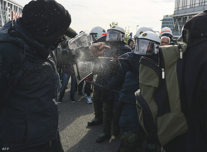 A rendőrök paprikaspray-t használnak a tüntetőkkel szemben, akik megpróbálták megakadályozni, hogy a párt küldöttei bejussanak a konferenciára.
