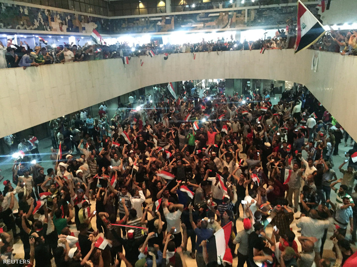 Síita tüntetők az iraki parlament épületében, Bagdadban, 2016. április 30-án.