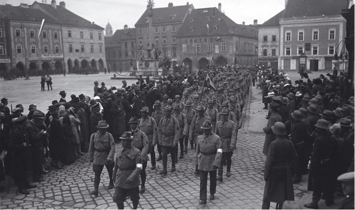 A jobboldali félkatonai alakulat, a Heimwehr felvonulása 1931-ben Bécsben.