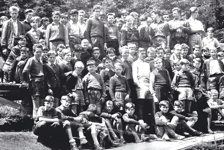 Osztrák iskola Felbertalban 1955-ben, a szerző az első álló sorban balról a második