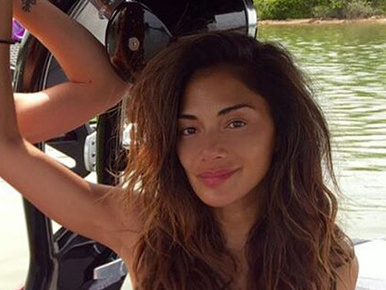 Nicole Scherzinger egy egyszerű fekete kis bikiniben hajókázik