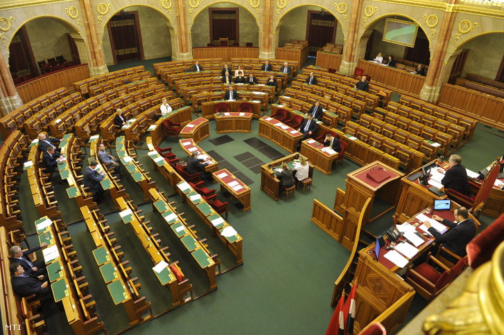 Lezsák Sándor az Országgyûlés fideszes alelnöke elnököl az Országgyûlés plenáris ülésén 2016. április 12-én.