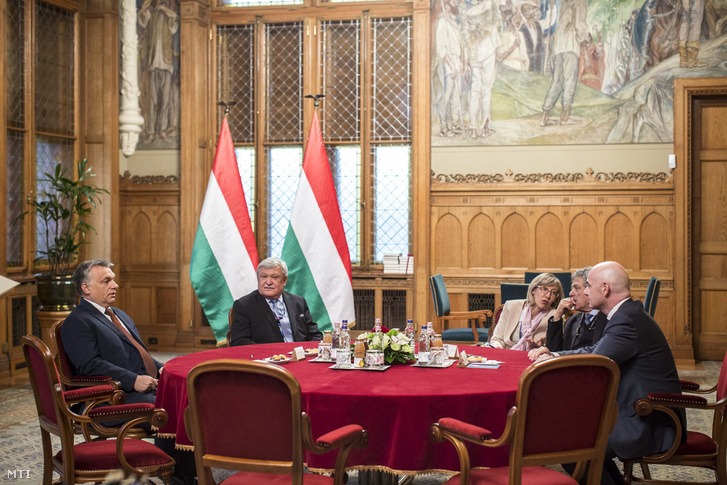Orbán Viktor miniszterelnök (b) és Gianni Infantino a Nemzetközi Labdarúgó Szövetség (FIFA) elnöke megbeszélést folytat az Országházban 2016. május 2-án. Szemben Csányi Sándor a Magyar Labdarúgó Szövetség (MLSZ) elnöke (b2).