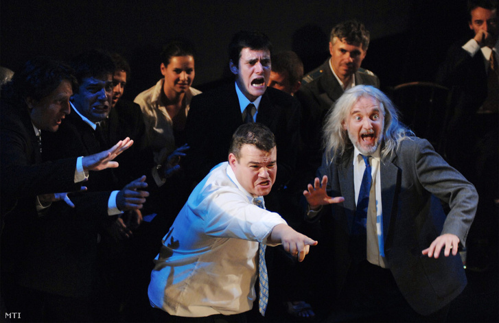 A Krúdy Gyula Kamaraszínpadon a Minden rossz varieté című darab a budapesti Táp Színház előadásában.