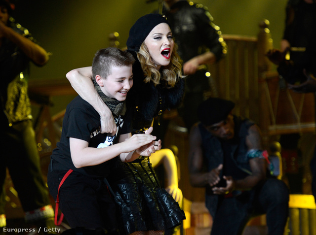 Madonna egy koncertjén fiával 2012-ben