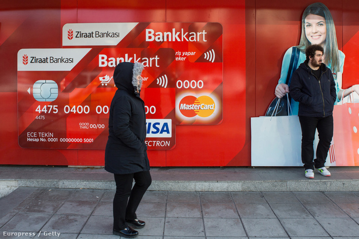Bankkártyareklám Isztambul pénzügyi negyedében, Leventben
