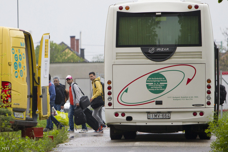 A menekültek első csoportja leszáll a buszról a Körmendi Rendészeti Szakközépiskola területén kialakított ideiglenes befogadó táborban 2016. május 2-án.