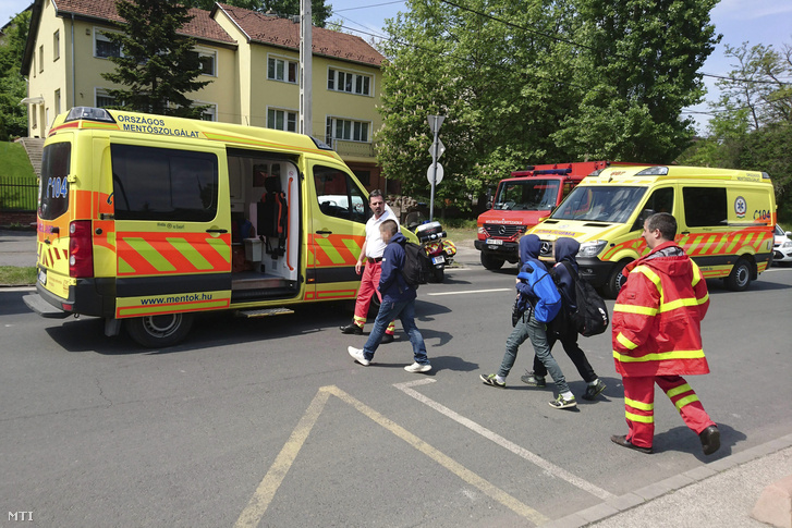 A csepeli strandfürdőnél diákok szállnak be a mentőautóba mert az úszásóra után rosszul lettek 2016. május 4-én.