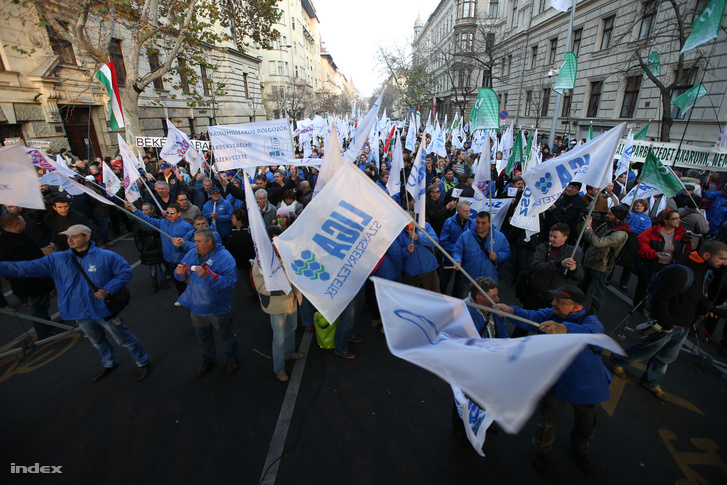 A Liga Szakszervezetek tiltakozása 2014. november 21-én az Alkotmány utcában.