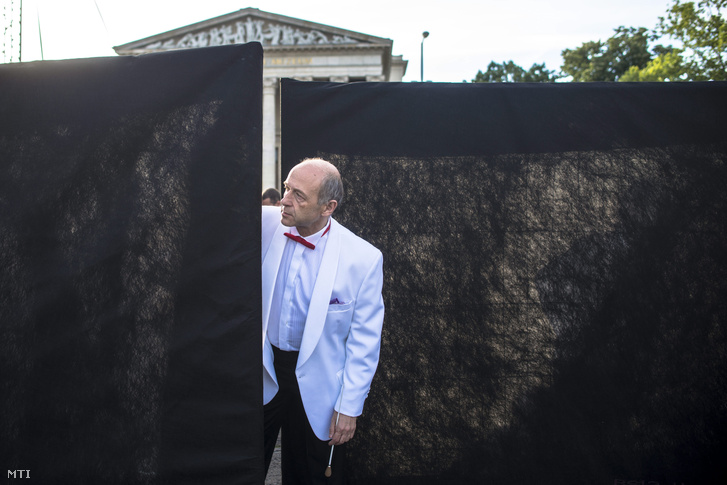 Fischer Iván Kossuth-díjas karmester a Budapesti Fesztiválzenekar Tértánckoncertje előtt a budapesti Hősök terén 2015. június 18-án.