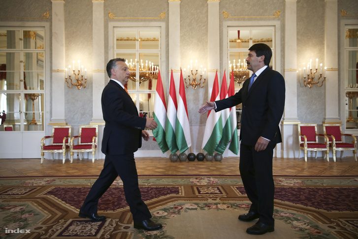 Áder János köztársasági elnök felkéri Orbán Viktort az új kormány megalakítására 2014. május 5-én.