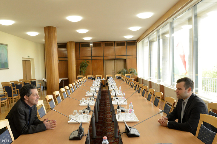 Staudt Gábor a Jobbik frakcióvezető-helyettese és Schiffer András az LMP frakcióvezetője a Jobbik által kezdeményezett a közvetlen államfőválasztásról szóló ötpártira tervezett egyeztetésen az Országgyűlés Irodaházában Budapesten 2016. május 5-én.
