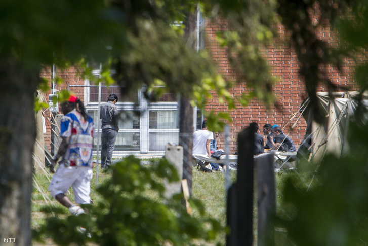 Migránsok az iskola sportcsarnoka mellett a Körmendi Rendészeti Szakközépiskola területén lévő ideiglenes migrációs befogadóállomáson 2016. május 5-én.