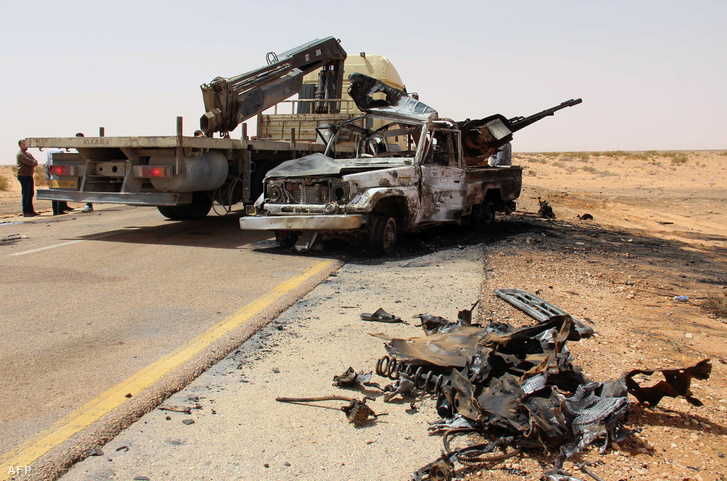 Kiégett autó egy bombatámadást követően Misrata mellett 2016 áprilisában