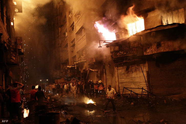 Tűzoltók oltják Kairó el-Ataba negyedében, az Andalusia hotelben keletkezett tüzet, 2016. május 9-én.