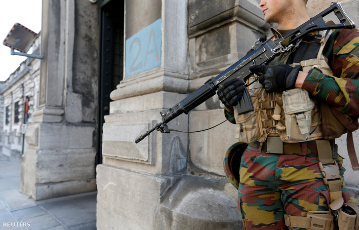 Fegyveres katona a brüsszeli Igazságügyi Palota épülete előtt 2016. május 9-én.