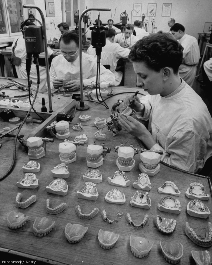 Porcelánból, műanyagból és rozsdamentes acélból készülő fogsorok a 1950-es évekből