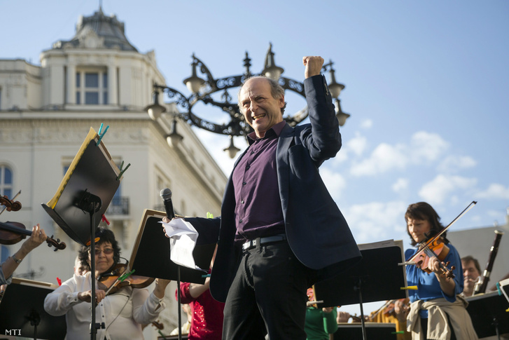 Fischer Iván zeneigazgató a Budapesti Fesztiválzenekar (BFZ) flashmobján a budapesti Vörösmarty téren 2016. május 7-én.