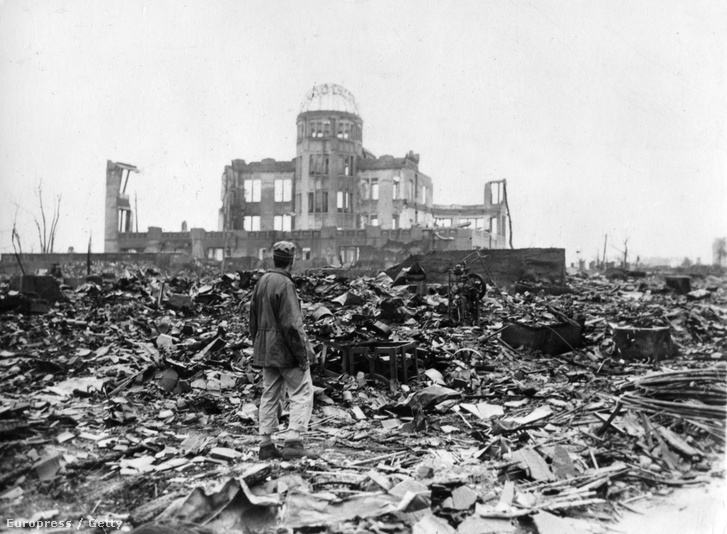 Nyugati tudósító Hirosima romjain, egy hónappal a bombázás után