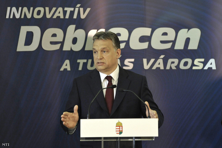 Orbán Viktor miniszterelnök sajtótájékoztatón beszél a debreceni városházán, miután együttműködési megállapodást írt alá Papp Lászlóval, Debrecen polgármesterével a Modern városok program keretében 2015. május 18-án.