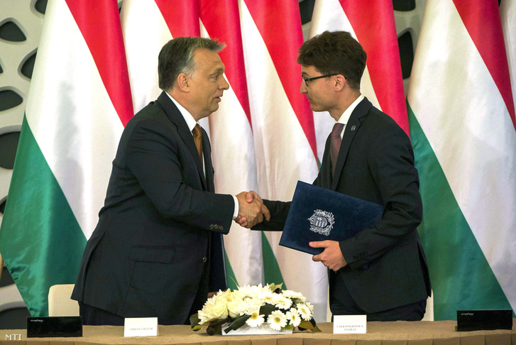 Orbán Viktor miniszterelnök és Cser-Palkovics András polgármester kezet fog miután együttműködési megállapodást írtak alá a Modern városok program keretében Székesfehérváron a Hiemer-ház dísztermében 2015. május 26-án.