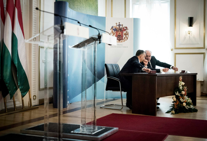 Orbán Viktor miniszterelnök és Dr. Kriza Ákos polgármester a sajtótájékoztató előtt beszélgetnek. Miskolc, 2015. április 21.