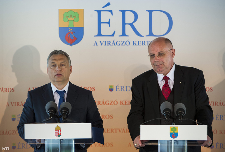 Orbán Viktor miniszterelnök és T. Mészáros András, Érd fideszes polgármestere sajtótájékoztatót tart az együttműködési megállapodás aláírása után Érden a Magyar Földrajzi Múzeumban 2015. július 3-án. A megállapodást a Modern városok program keretében kötötték.