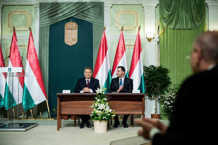 Orbán Viktor miniszterelnök és Balaicz Zoltán polgármester sajtótájékoztatót tart az együttműködési megállapodás aláírása után Zalaegerszegen 2015. április 14-én. A megállapodást a Modern városok program keretében kötötték.