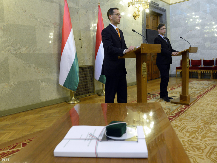 Varga Mihály nemzetgazdasági miniszter és Gulyás Gergely az Országgyűlés törvényalkotásért felelős alelnöke nyilatkozik a sajtónak a 2017. évi költségvetési törvényjavaslat átadásán az Országház Delegációs termében 2016. április 26-án.