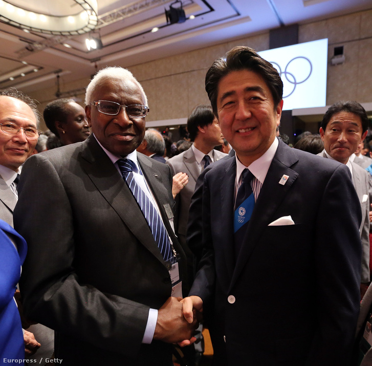 Lamine Diack és a japán miniszterelnök 2013-ban, a tokiói pályázat győzelmének kihirdetése után