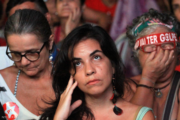 Dilma Roussef brazil államfõ támogatói kivetítõn nézik amint a parlamentben szavaznak a Roussef elleni bizalmatlansági eljárás megindításáról Rio de Janeiróban 2016. április 17-én.